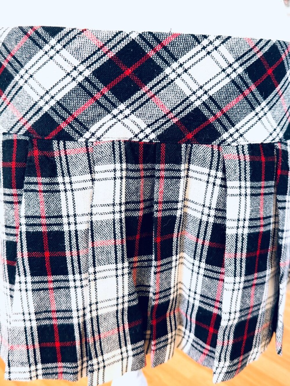 Bold black, white, and red plaid patterned Forever 21 low-rise mini skirt- Kawai - Picture 3 of 6